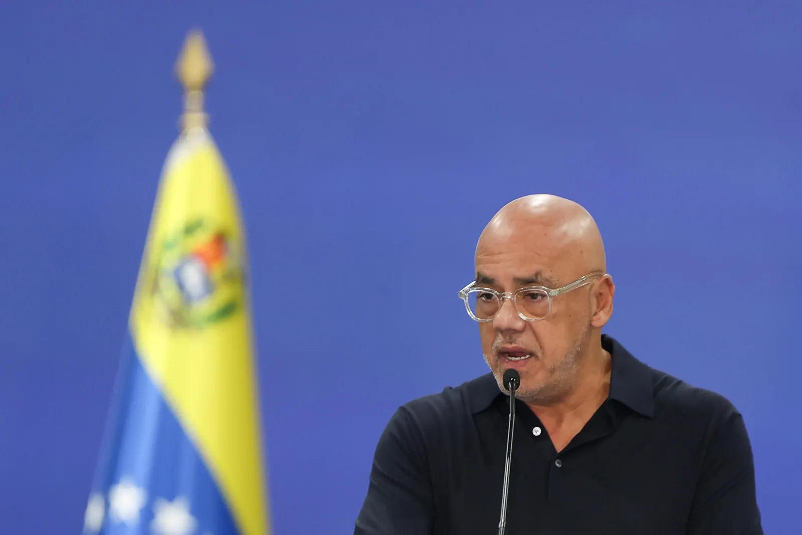 Damnificados venezolanos observan la entrega de nuevas viviendas tras los recientes terremotos.