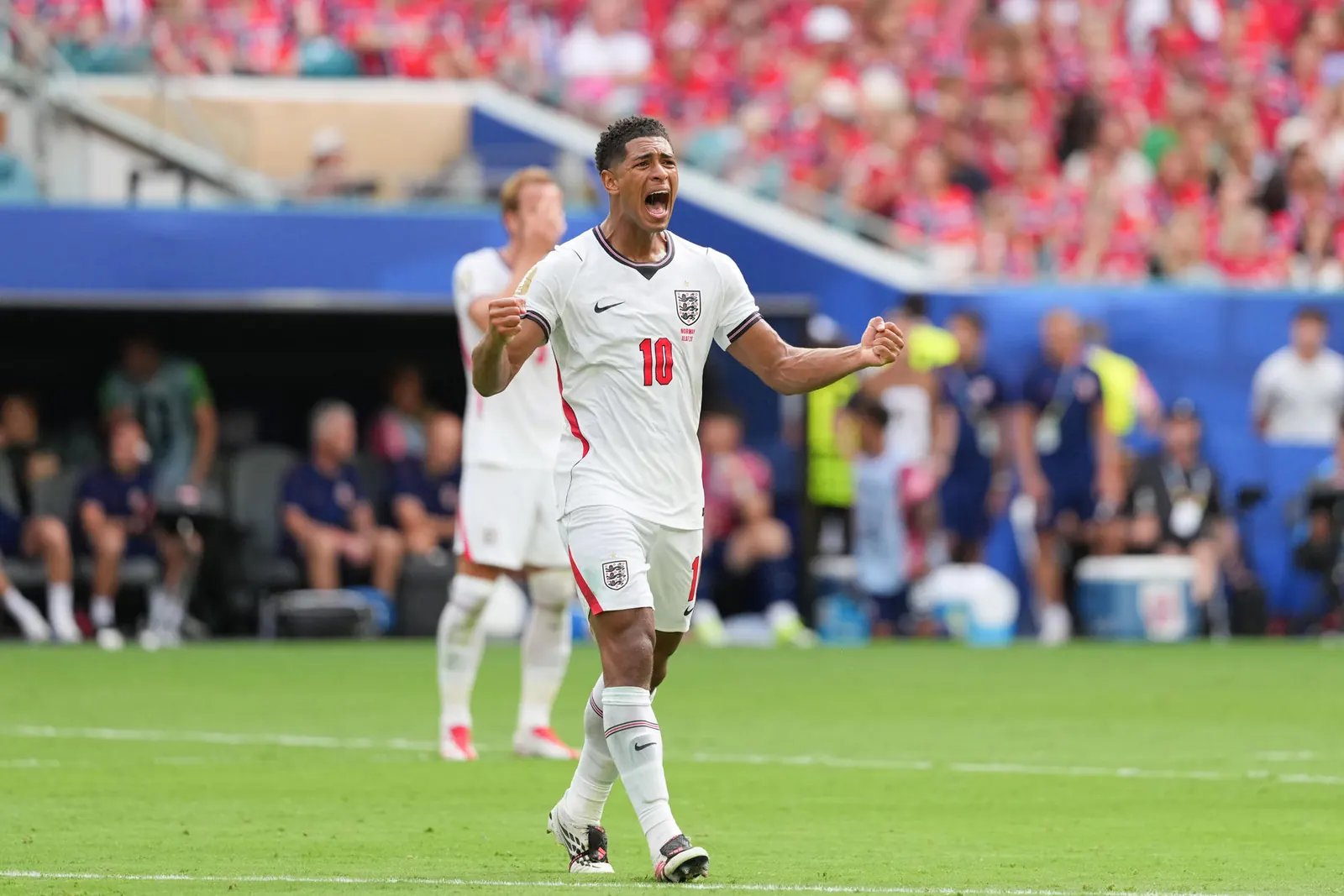 Jude Bellingham, jugador inglés, celebra un gol durante el partido contra Noruega en el Mundial 2026.
