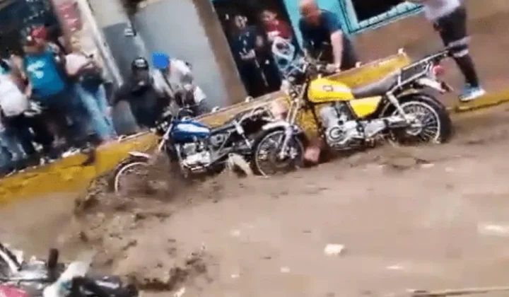 Lluvias torrenciales dejan inundaciones y deslizamientos en Caracas y la autopista Caracas-La Guaira