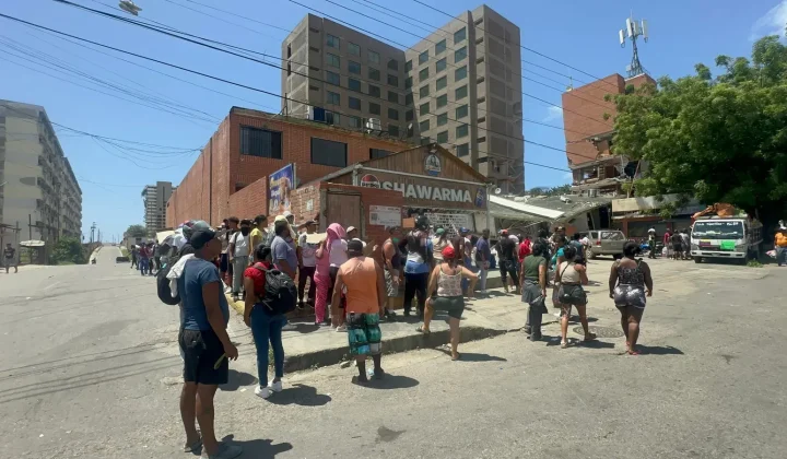 Comerciantes en La Guaira reabren negocios entre la reconstrucción post-terremoto