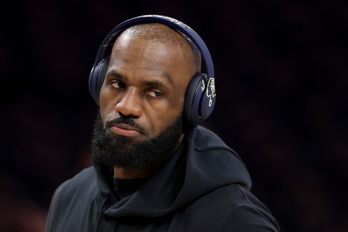 LeBron James, estrella de la NBA, driblando el balón en una cancha.
