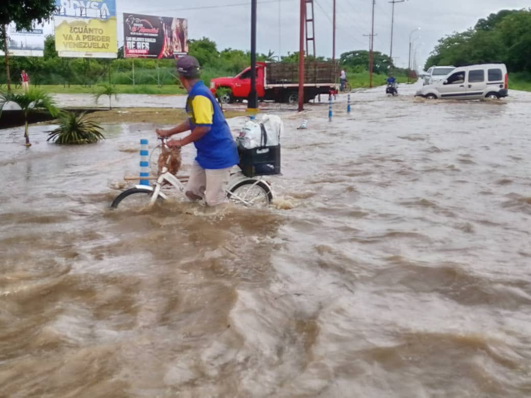 Crecida del río La Miel de Sarare en la parroquia Gustavo Vegas León, municipio Simón Planas, estado Lara, Venezuela, tras las lluvias del fin de semana.