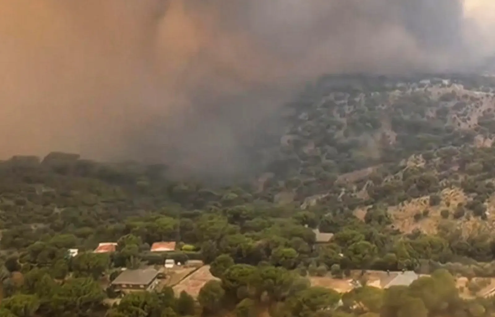 Evacuación de la estación de la NASA en Robledo de Chavela por incendio forestal en Madrid, España