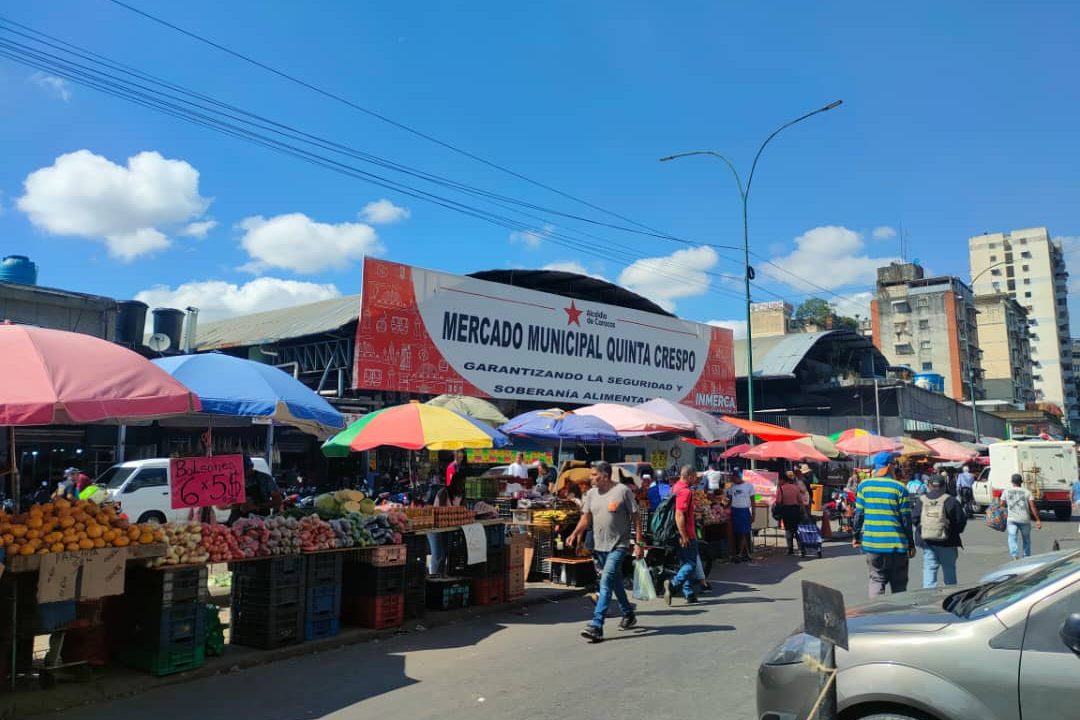Caracas. «Ni siquiera con esta tragedia de los terremotos los precios de los alimentos dejaron de aumentar». La afirmación de un comprador h