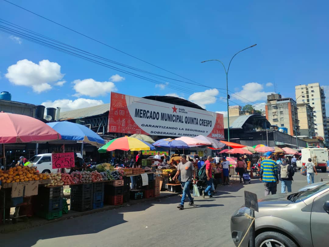 Comerciantes exhiben productos en un mercado municipal de Caracas, Venezuela, con precios de referencia en dólares.