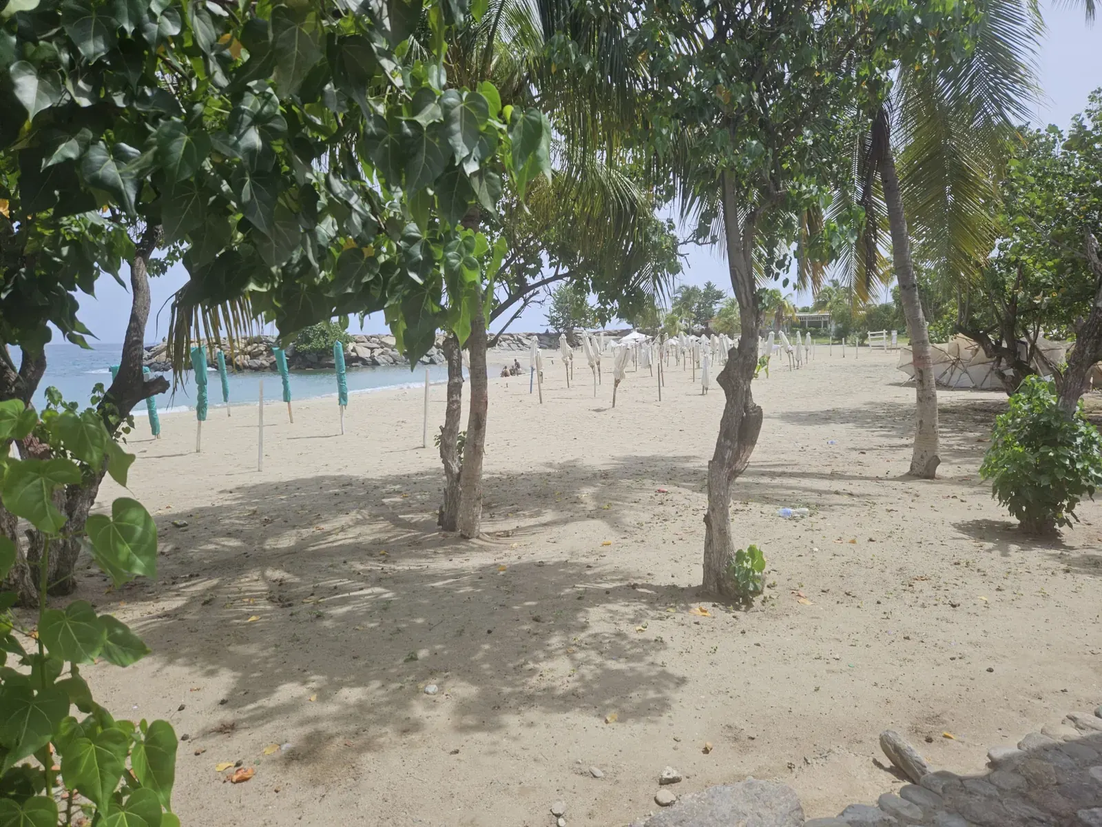 Trabajador turístico fundiendo cobre en la orilla del mar en Tanaguarena, estado La Guaira, un mes después de los sismos de junio de 2026