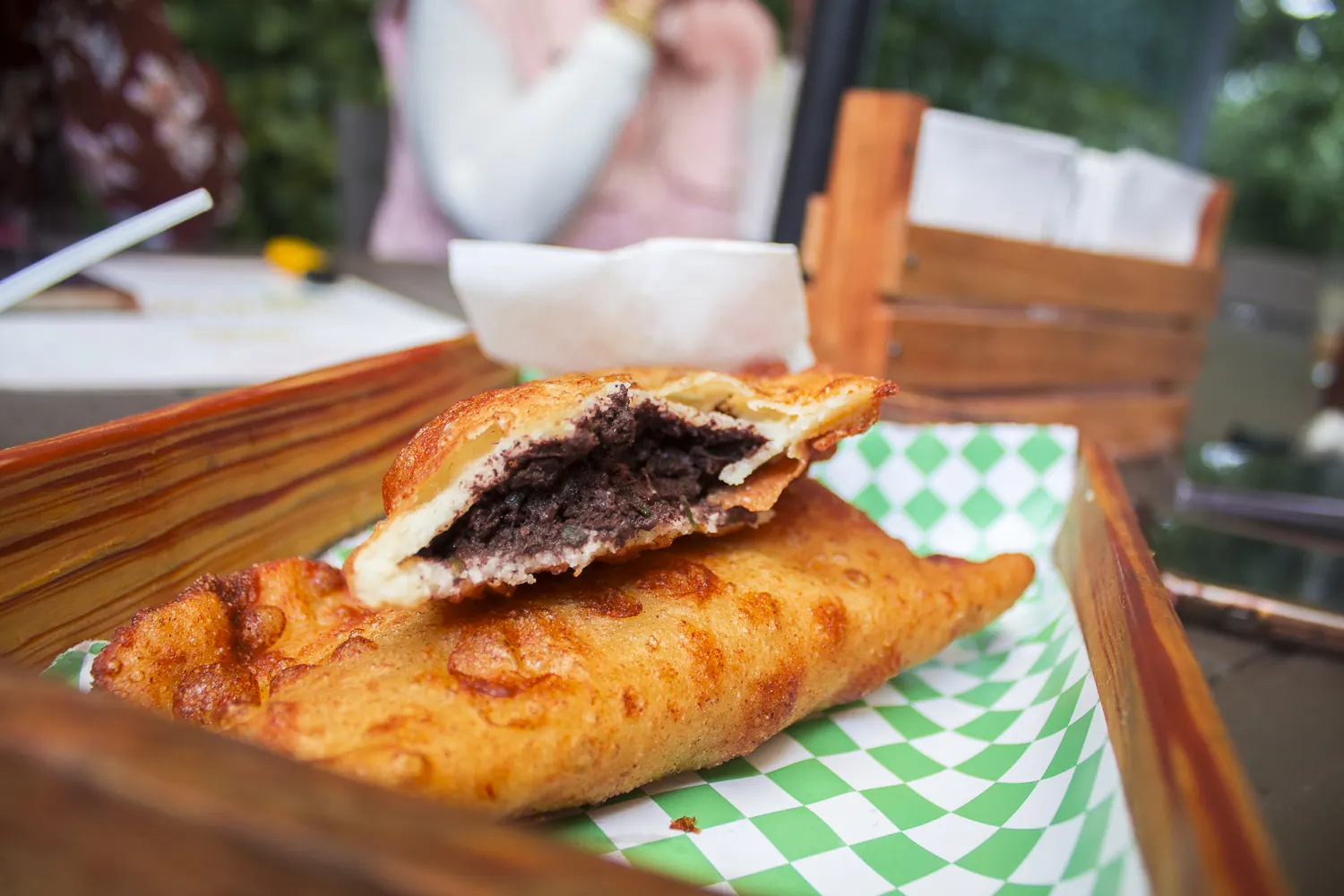 Fachada del restaurante 'Pa’ Paraguana' en Florida, exhibiendo variedad de empanadas.