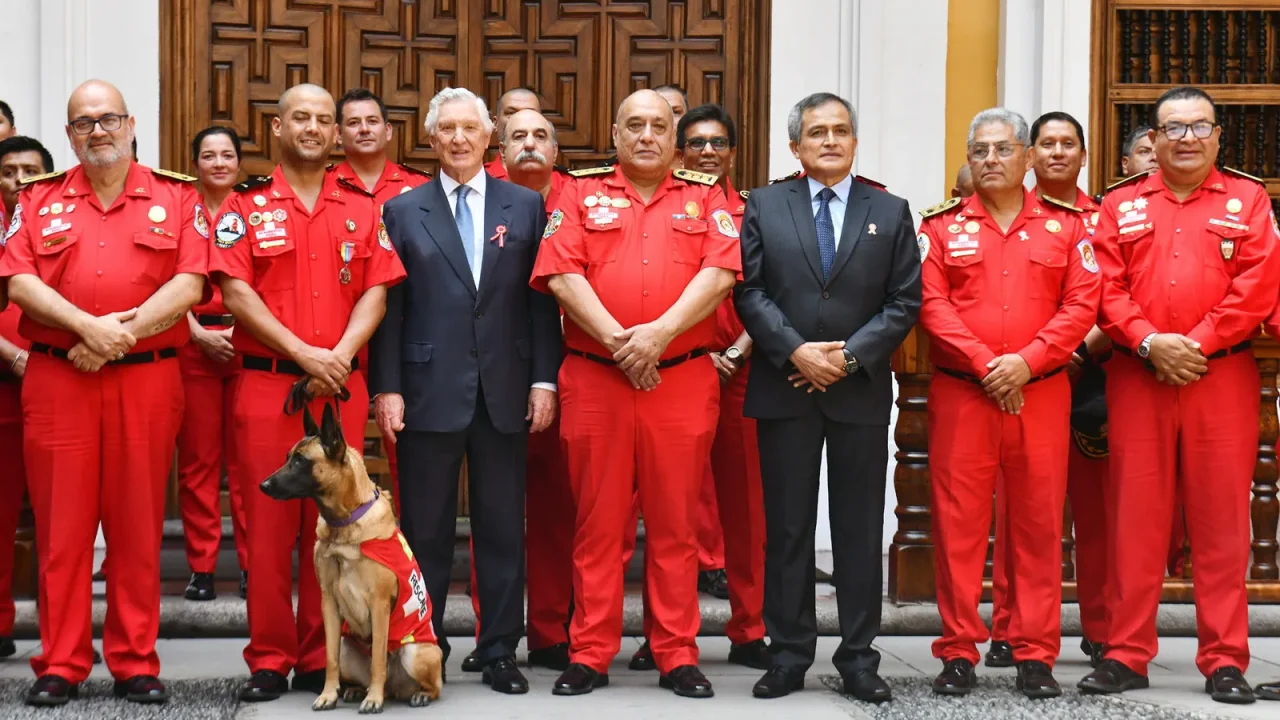 Perú Condecora a 40 Rescatistas por su Labor Tras Terremotos en Venezuela