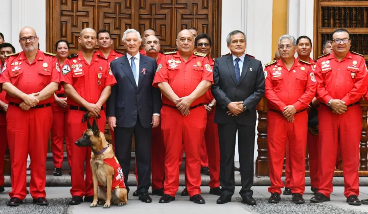 Perú Condecora a 40 Rescatistas por su Labor Tras Terremotos en Venezuela