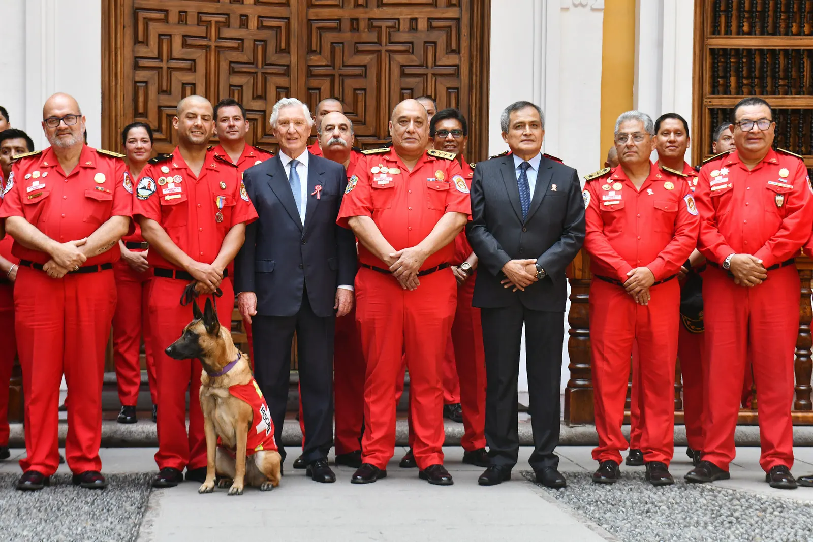 Ministros de Relaciones Exteriores y del Interior de Perú condecorando a bomberos voluntarios por su misión en Venezuela.