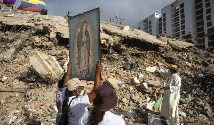 Sacerdote mexicano lleva consuelo espiritual a La Guaira tras devastadores terremotos
