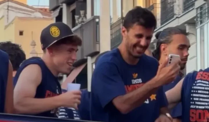 Gorra de Leones del Caracas Protagoniza Celebración Mundialista en España