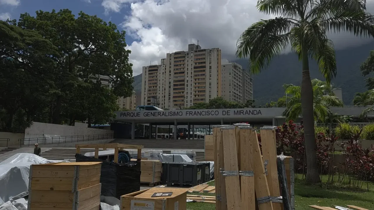 Hospital español de campaña asiste en el Parque del Este tras el sismo