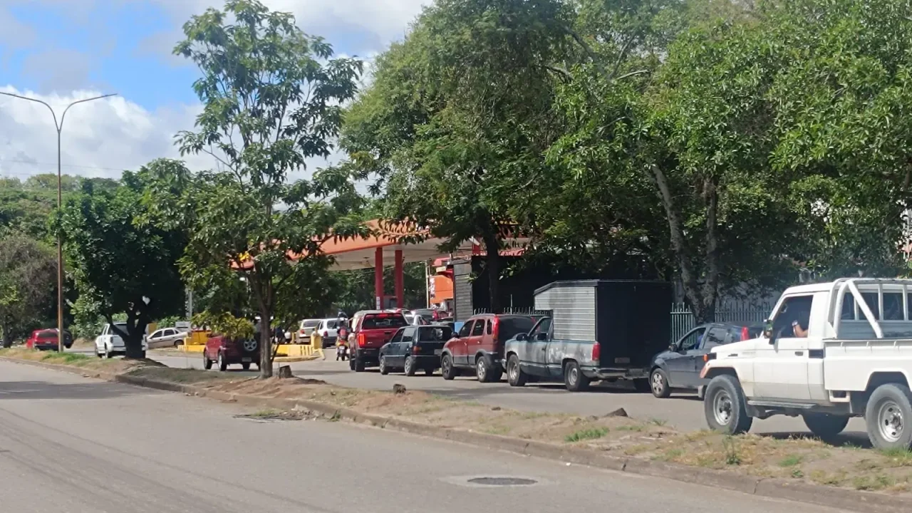 Escasez de combustible en Táchira revive las largas colas y eleva el costo en el mercado negro