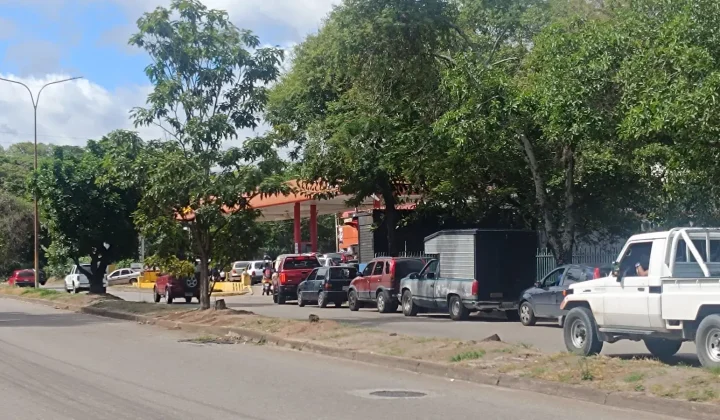 Escasez de combustible en Táchira revive las largas colas y eleva el costo en el mercado negro