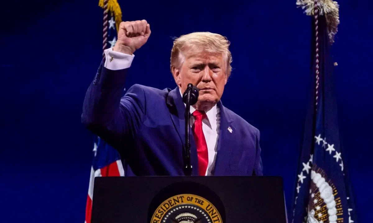 En una jornada marcada por el calor extremo y un mensaje de reafirmación nacional, el expresidente de Estados Unidos, Donald Trump, pronunci