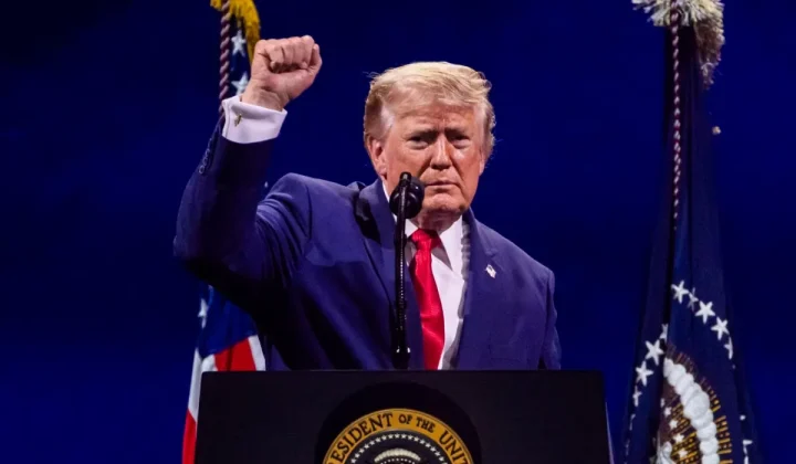 En una jornada marcada por el calor extremo y un mensaje de reafirmación nacional, el expresidente de Estados Unidos, Donald Trump, pronunci