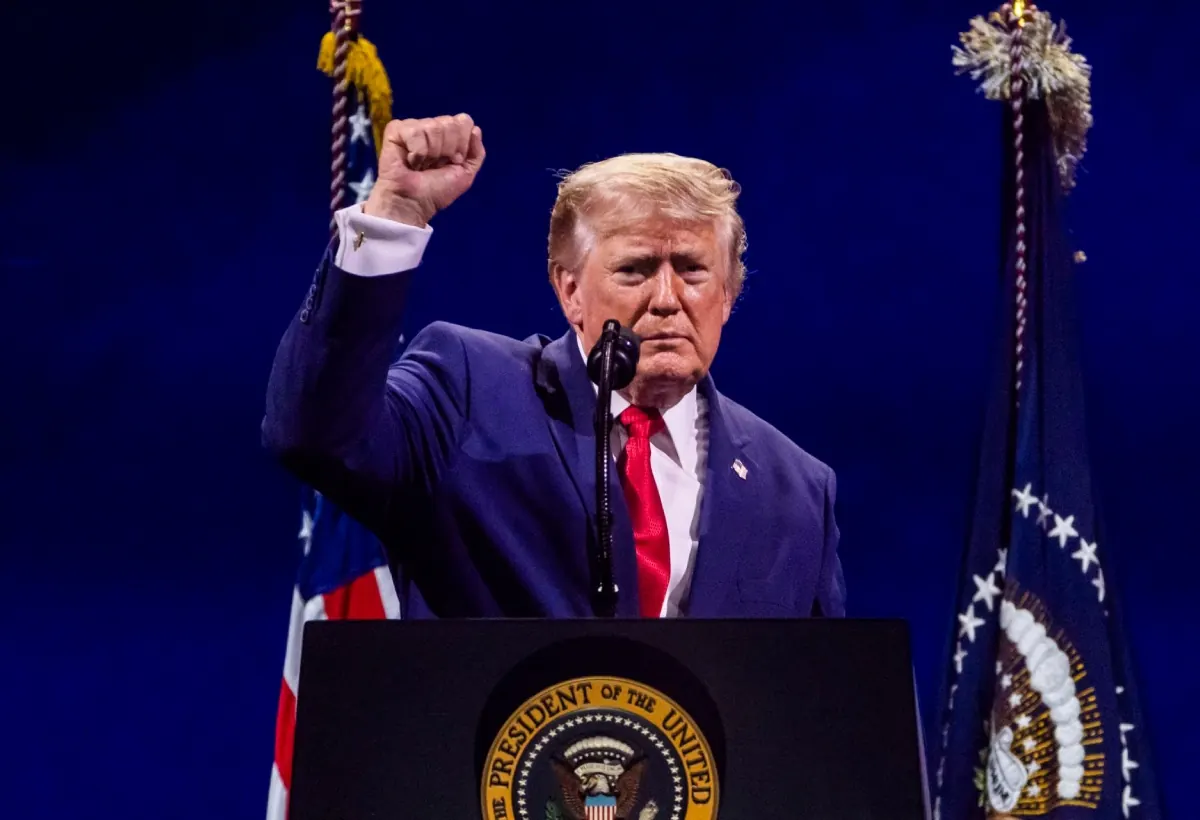 El expresidente de Estados Unidos, Donald Trump, dirigiendo un discurso a una multitud en un evento conmemorativo.