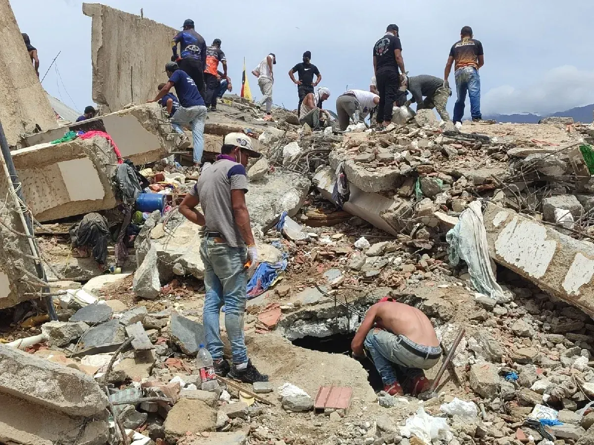Familias venezolanas recibiendo ayuda humanitaria tras terremotos