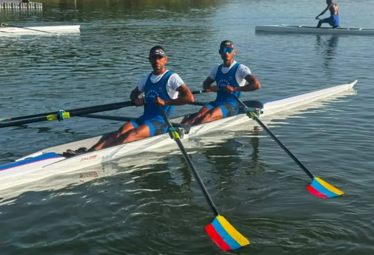 César Amaris y José Guipe celebran la medalla de oro en remo durante los Juegos Centroamericanos y del Caribe Santo Domingo 2026