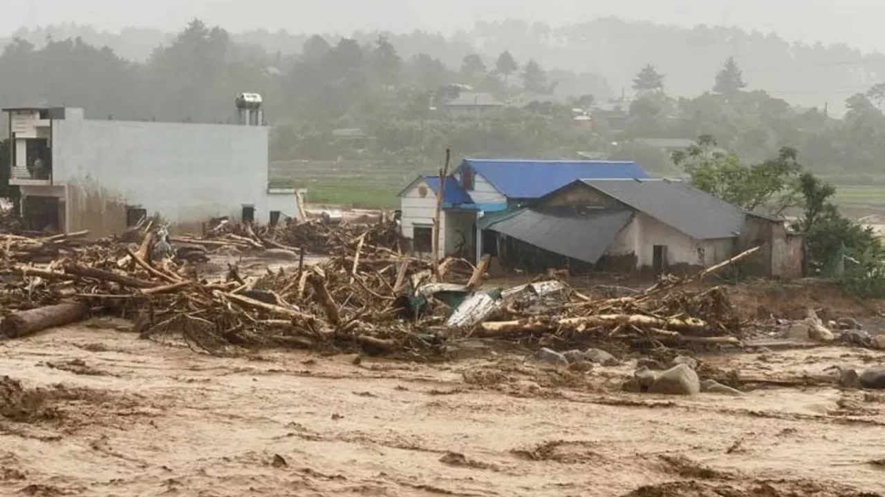 Al menos cuatro personas han fallecido y otras cuatro permanecen desaparecidas tras una repentina inundación que arrasó una aldea montañosa