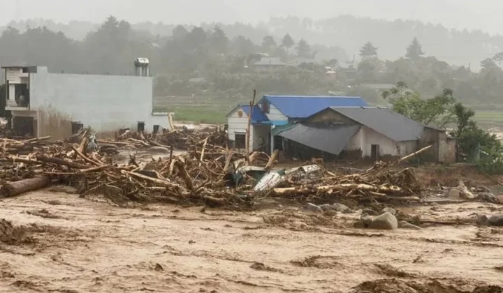 Al menos cuatro personas han fallecido y otras cuatro permanecen desaparecidas tras una repentina inundación que arrasó una aldea montañosa