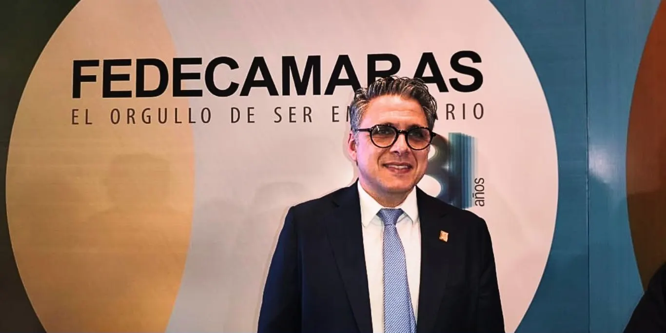 Presidente de Fedecámaras, Felipe Capozzolo, en una reunión con empresarios para discutir la respuesta a la emergencia por terremotos en Venezuela.