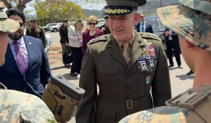 Jefe del Comando Sur de EE.UU. coordina reconstrucción tras terremotos en Venezuela