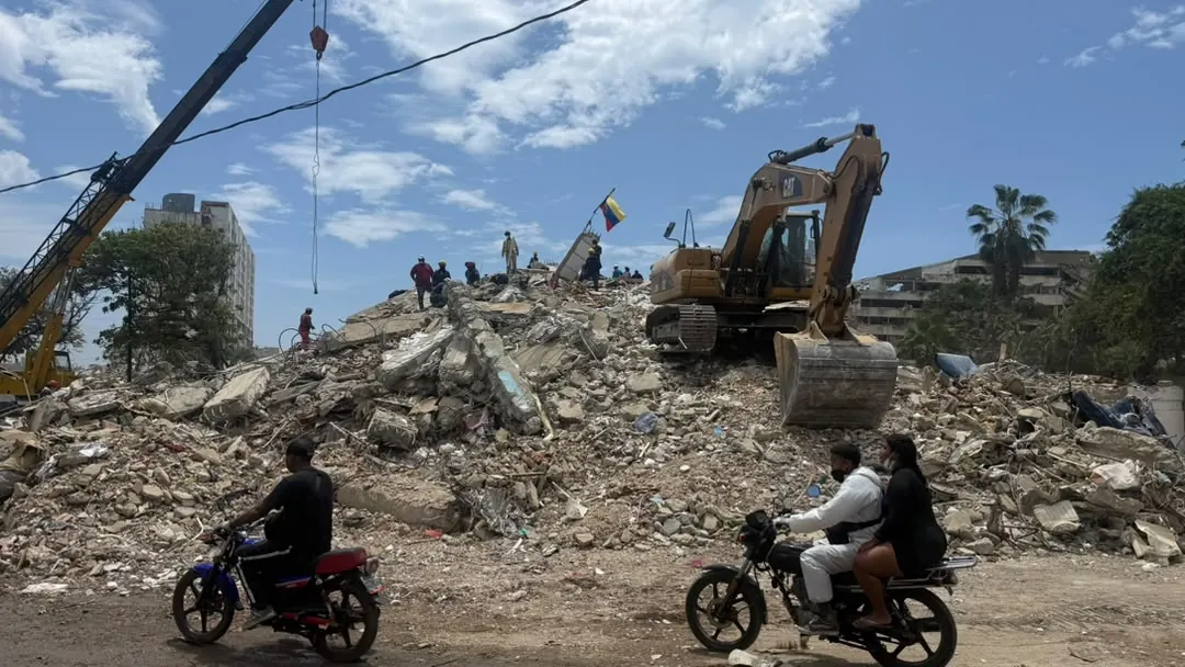 Doce días después de los devastadores terremotos que sacudieron La Guaira, la angustia y la esperanza se entrelazan en los rostros de los re