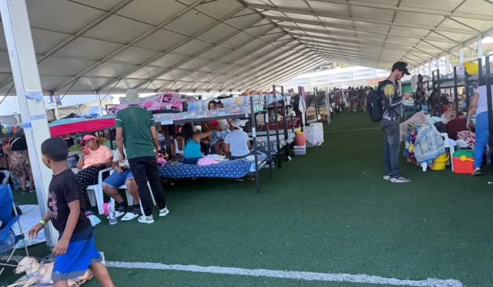 Sobrevivientes de sismo en La Guaira narran su desgaste en refugios temporales