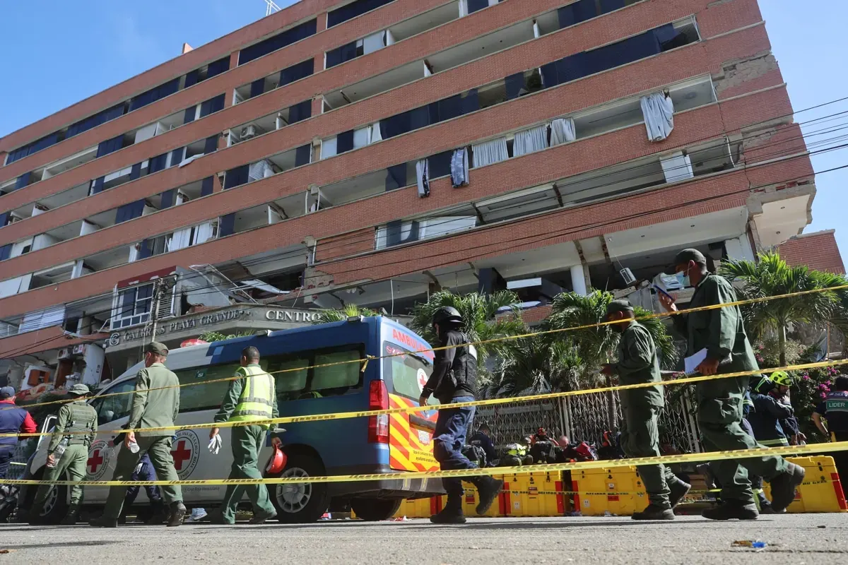 Equipo de rescate trabajando en los escombros de un edificio en La Guaira.