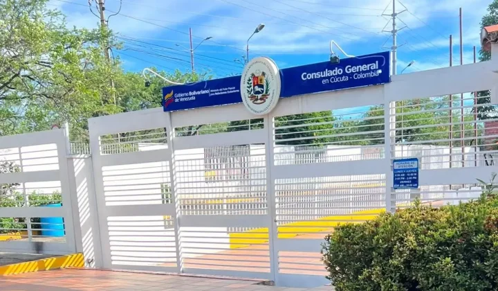 Un grupo de rescatistas chilenos y enviados especiales de Canal 13 de Chile denunciaron haber sido retenidos y negados de visa por el Consul