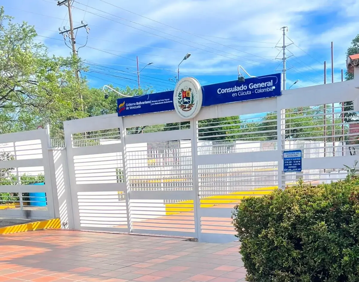 Edificio del Consulado de Venezuela en Cúcuta, Colombia, con personas esperando en la acera.
