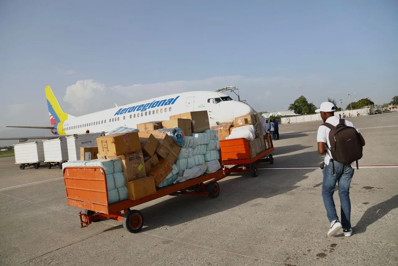 Un grupo de profesionales de la salud haitianos posa para una foto grupal como parte de la misión enviada a Venezuela.