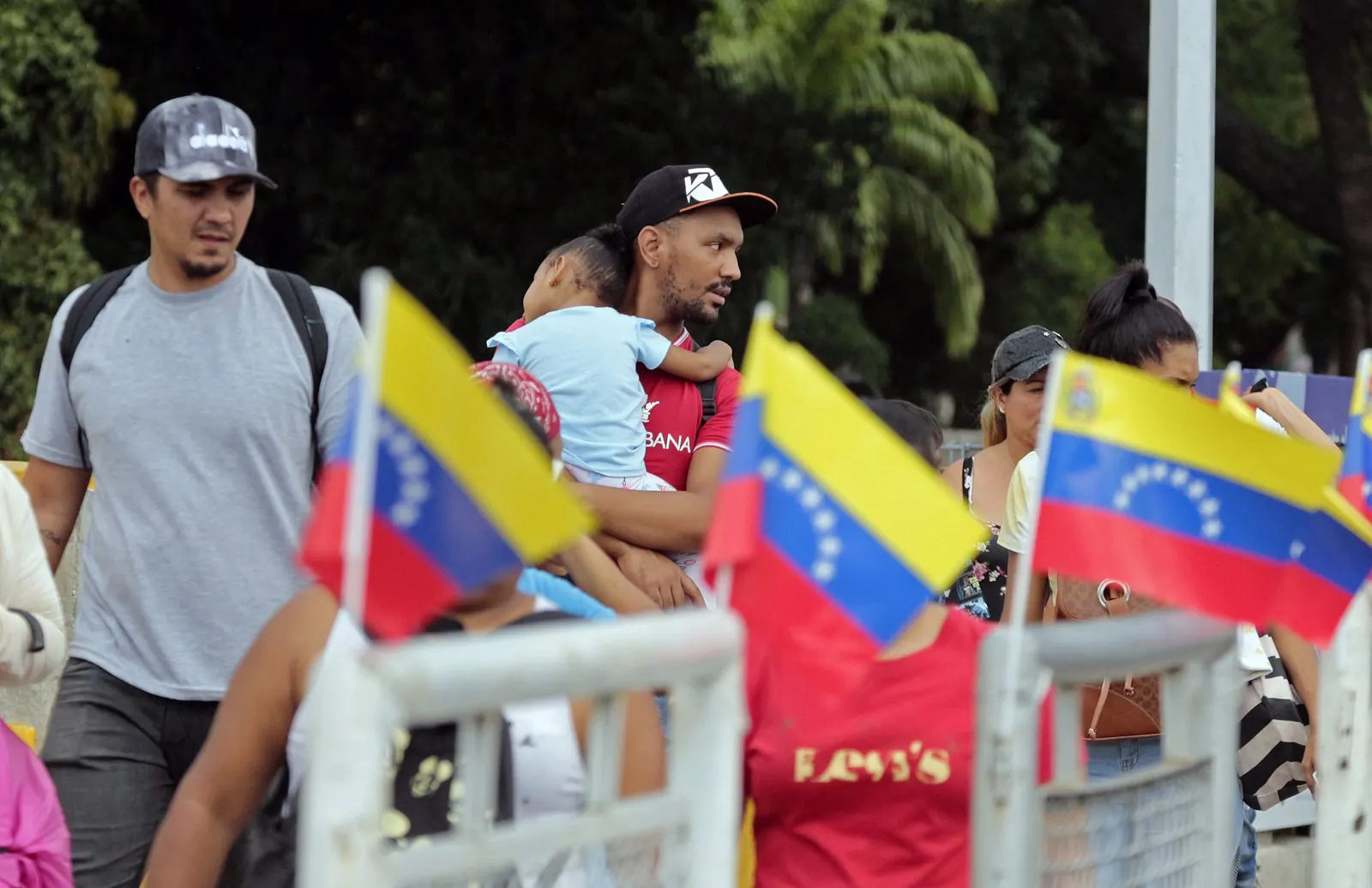 Familias venezolanas en la zona fronteriza con Colombia buscando refugio tras los sismos.