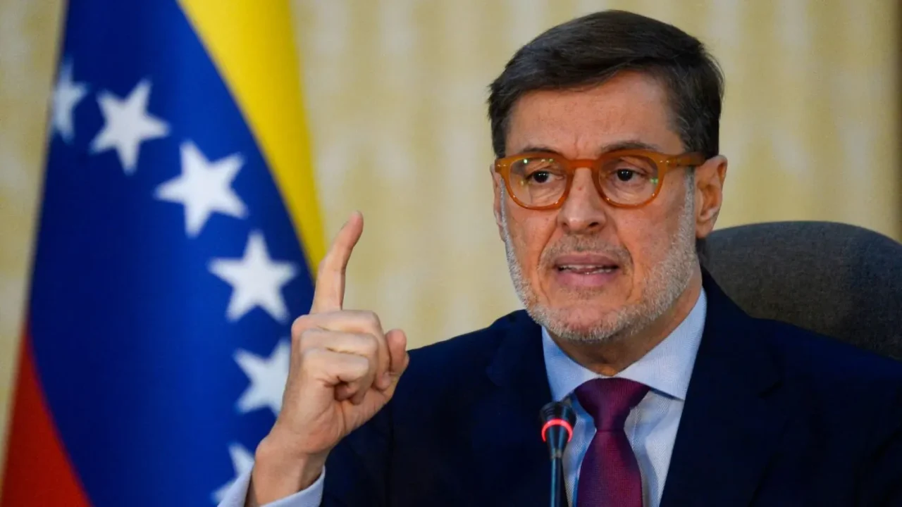 Félix Plasencia asume el liderazgo de Relaciones Exteriores y Comercio Exterior en Venezuela