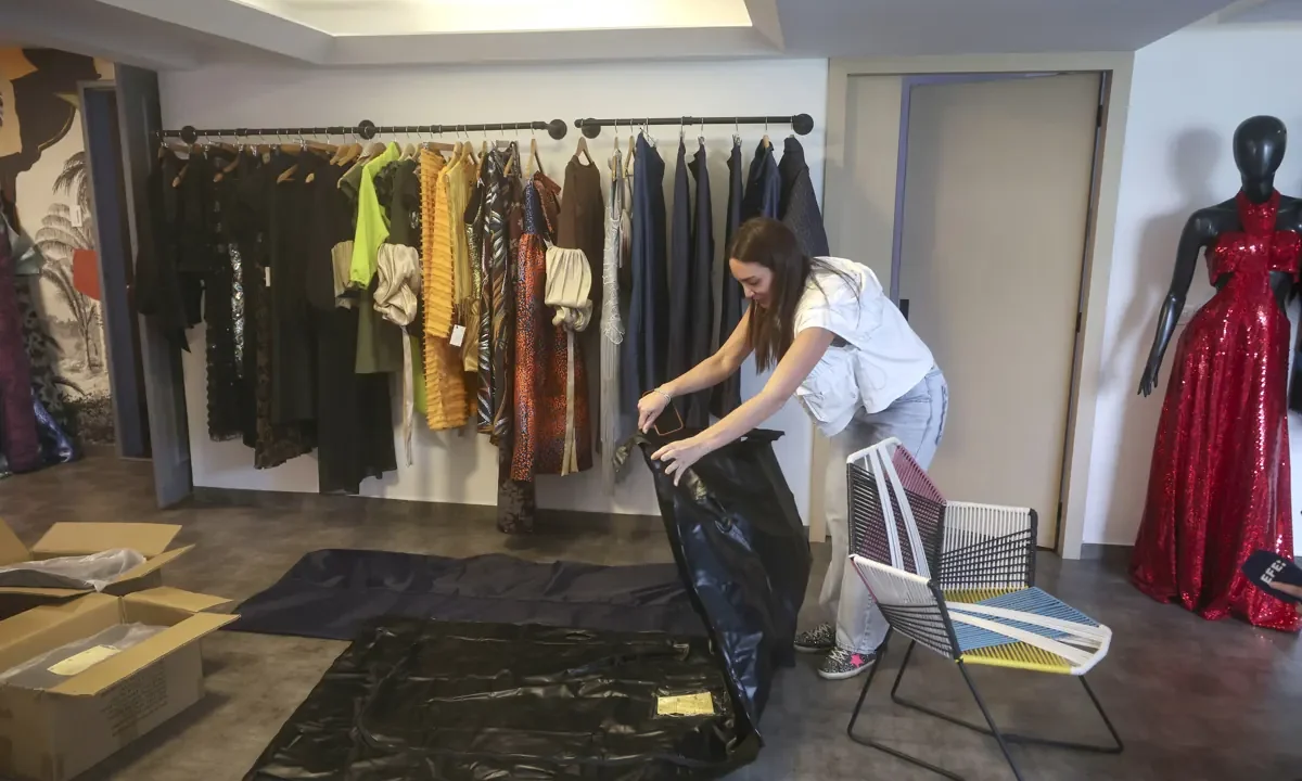 La diseñadora venezolana Estefanía Sánchez, formada en París, ha redireccionado su taller de confección para abordar una necesidad urgente s