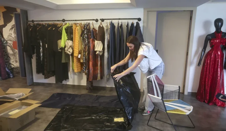 La diseñadora venezolana Estefanía Sánchez, formada en París, ha redireccionado su taller de confección para abordar una necesidad urgente s