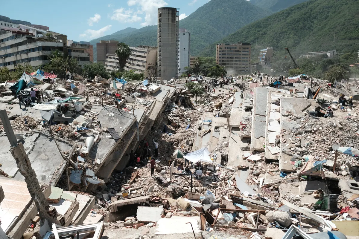 Equipos de ingeniería israelíes evaluando daños en edificios en Venezuela tras terremotos.