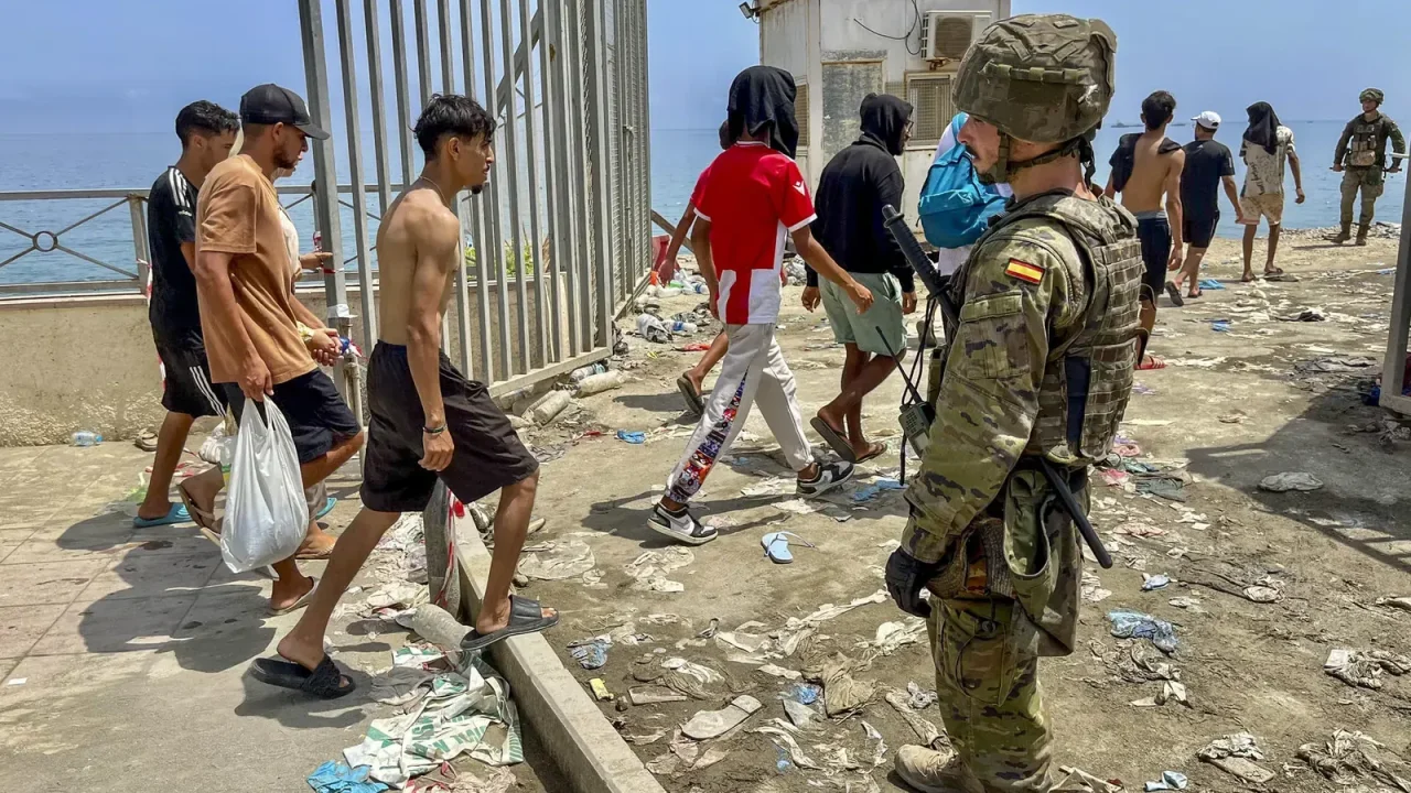 Más de 37.500 migrantes de los 50.000 que entraron en Ceuta han vuelto a Marruecos