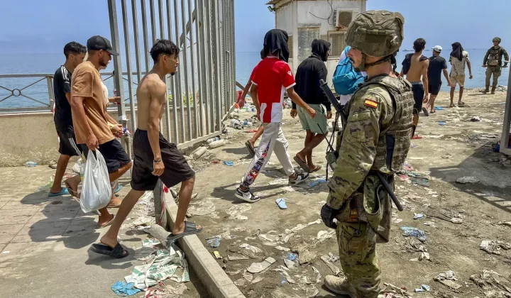 Más de 37.500 migrantes de los 50.000 que entraron en Ceuta han vuelto a Marruecos