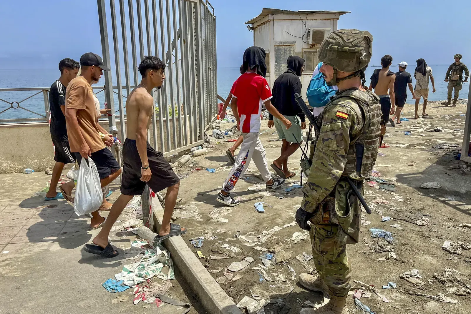 Migrantes caminan hacia la frontera de Ceuta para regresar a Marruecos