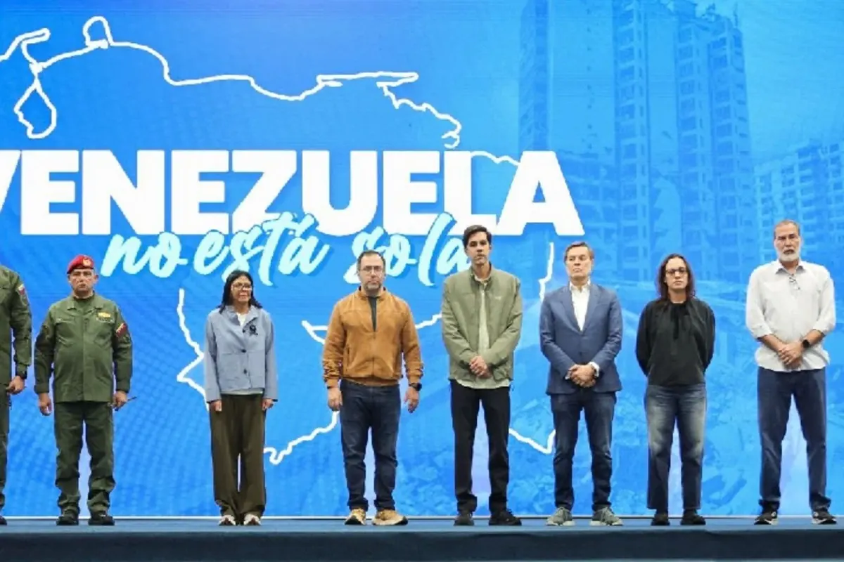 Delcy Rodríguez, presidenta encargada de Venezuela, se dirige a representantes de organizaciones no gubernamentales internacionales durante un encuentro en el país.