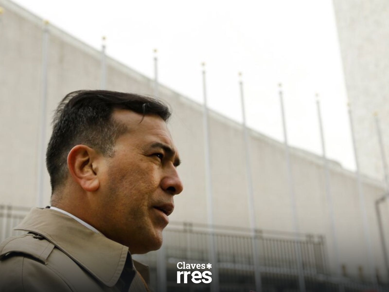 Edificio con daños estructurales visibles tras un evento sísmico en Venezuela, reflejando el impacto en la infraestructura.