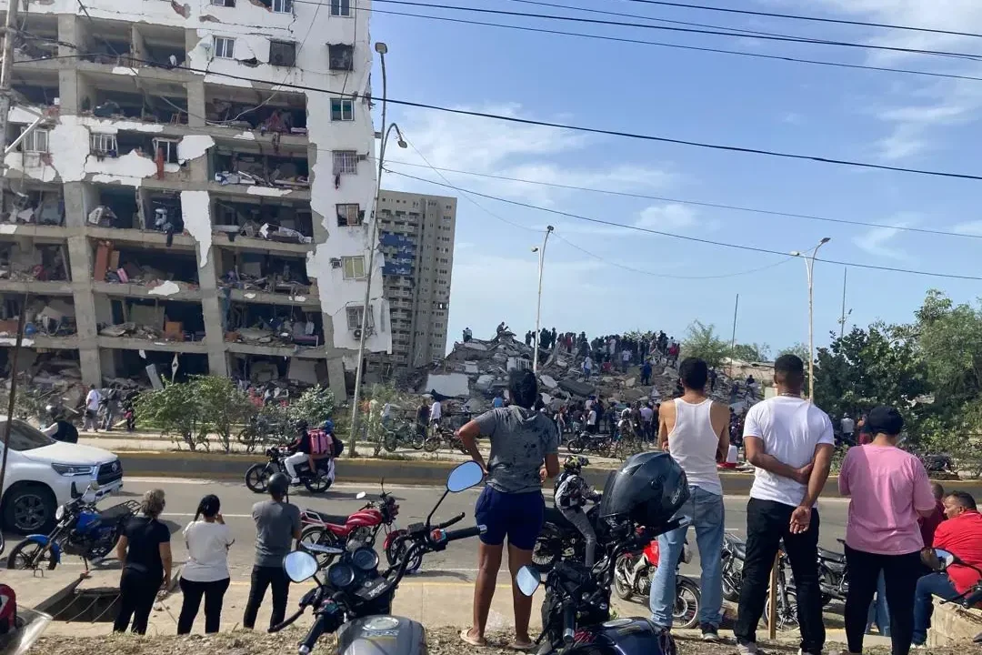 La Guaira, Venezuela – Una semana después de los dos devastadores terremotos que sacudieron el litoral central de Venezuela, cientos de sobr