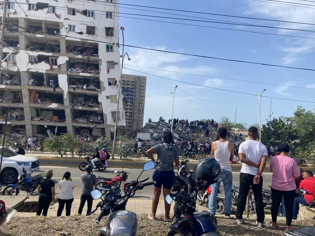 Venezolanos con sus pertenencias a salvo escapan de La Guaira después de los terremotos.