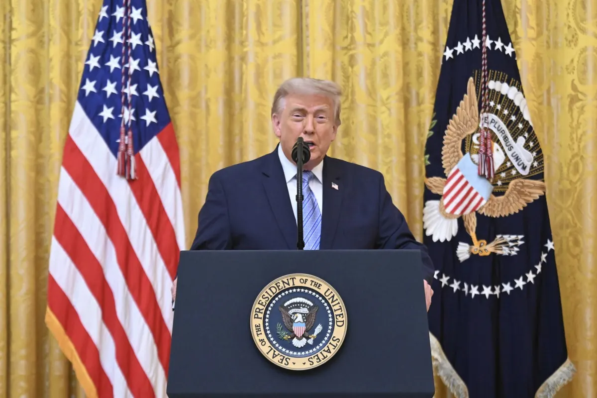 Donald Trump en un evento público, con gesto enfático mientras habla.