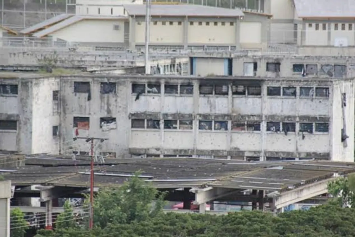 Vista exterior del Centro Penitenciario Rodeo I, en el estado Miranda, Venezuela