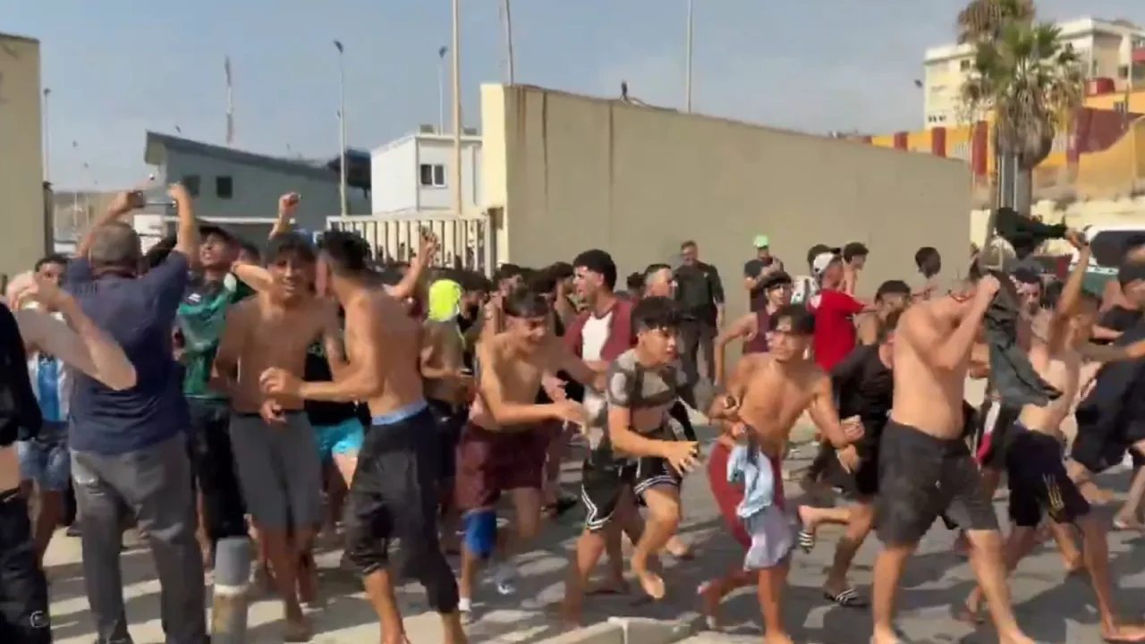 Cientos de migrantes marroquíes cruzan a la fuerza la frontera hacia Ceuta, España