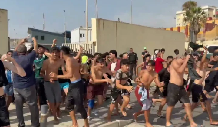 Cientos de migrantes marroquíes cruzan a la fuerza la frontera hacia Ceuta, España